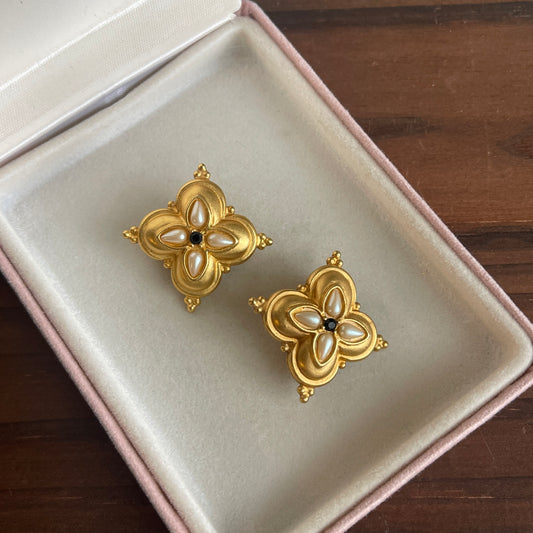 Vintage gold tone with pearl detail clip on earrings