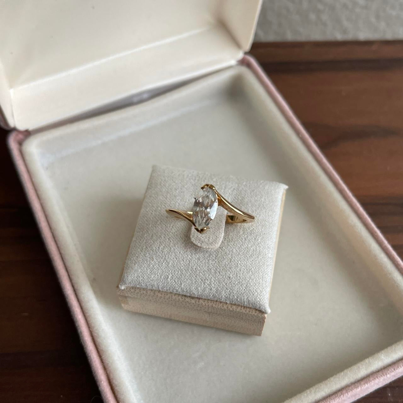 Vintage gold tone silver solitaire rhinestone ring