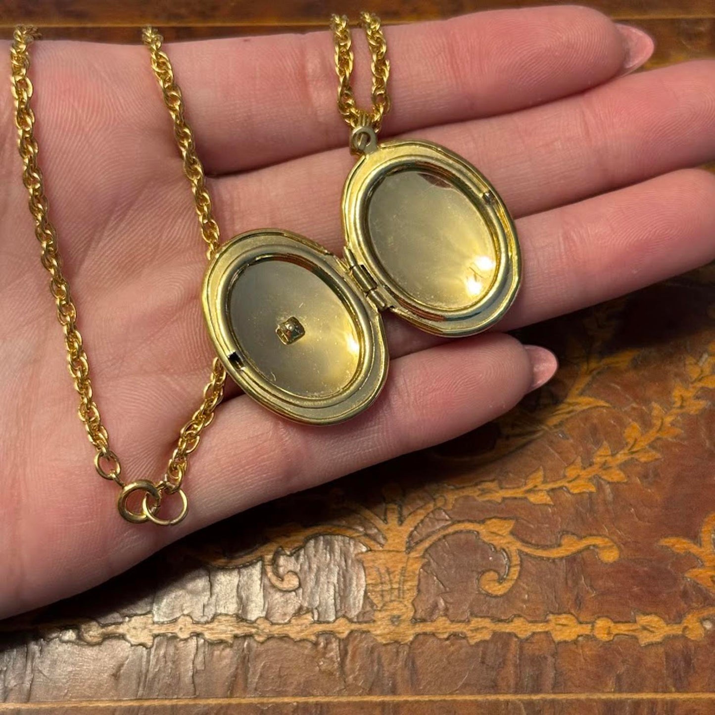 Vintage Sarah Coventry Oval gold locket