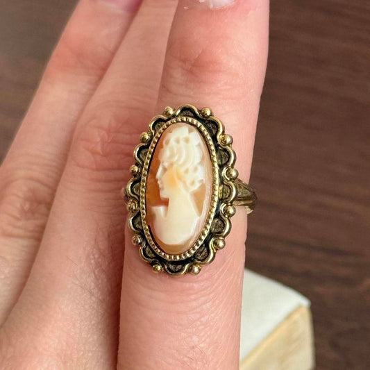 Vintage Cream shell cameo ring gold tone