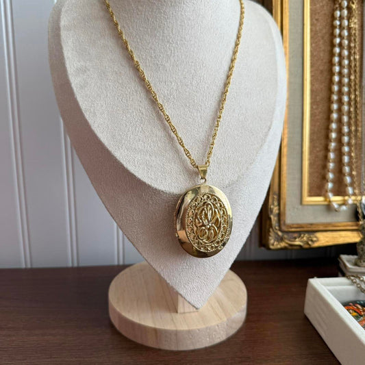 Vintage Large Gold tone locket necklace with 18" chain jewellery
