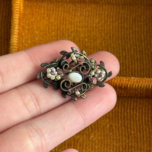 Victorian-style Brooch with flower details