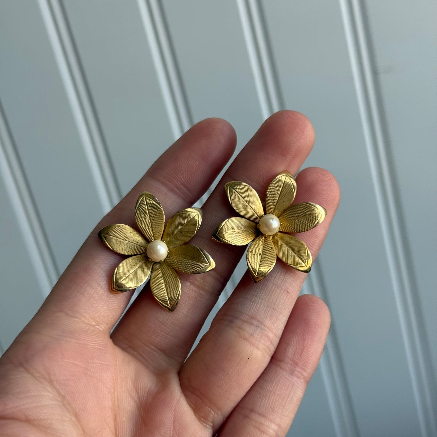 Vintage Textured Gold Tone Floral Daisy Clip On Earrings