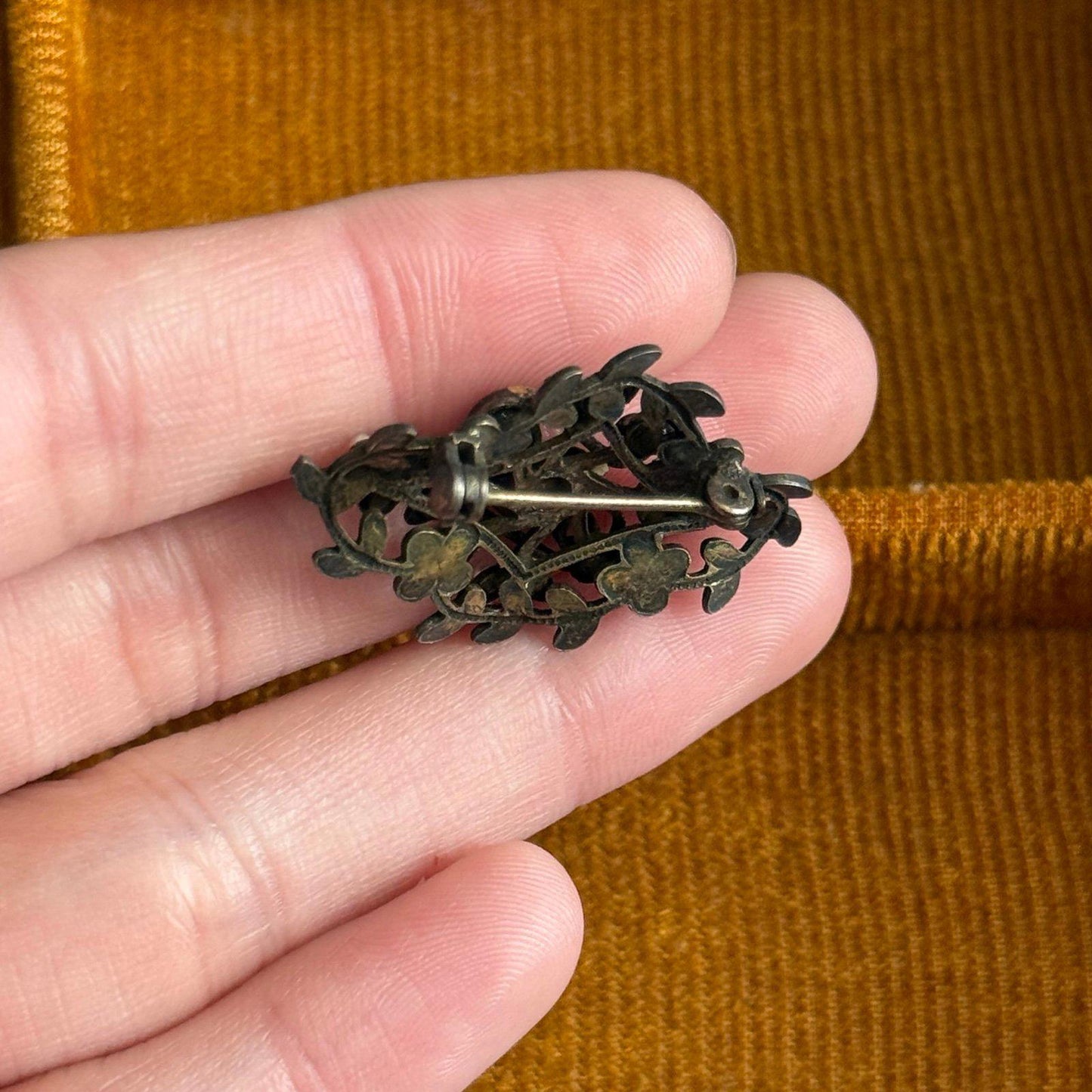 Victorian-style Brooch with flower details