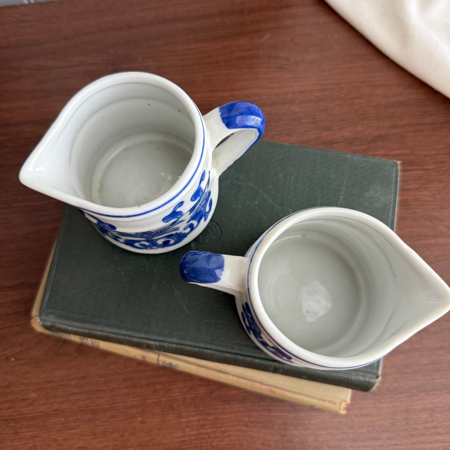 Silvestri white & Blue creamer set