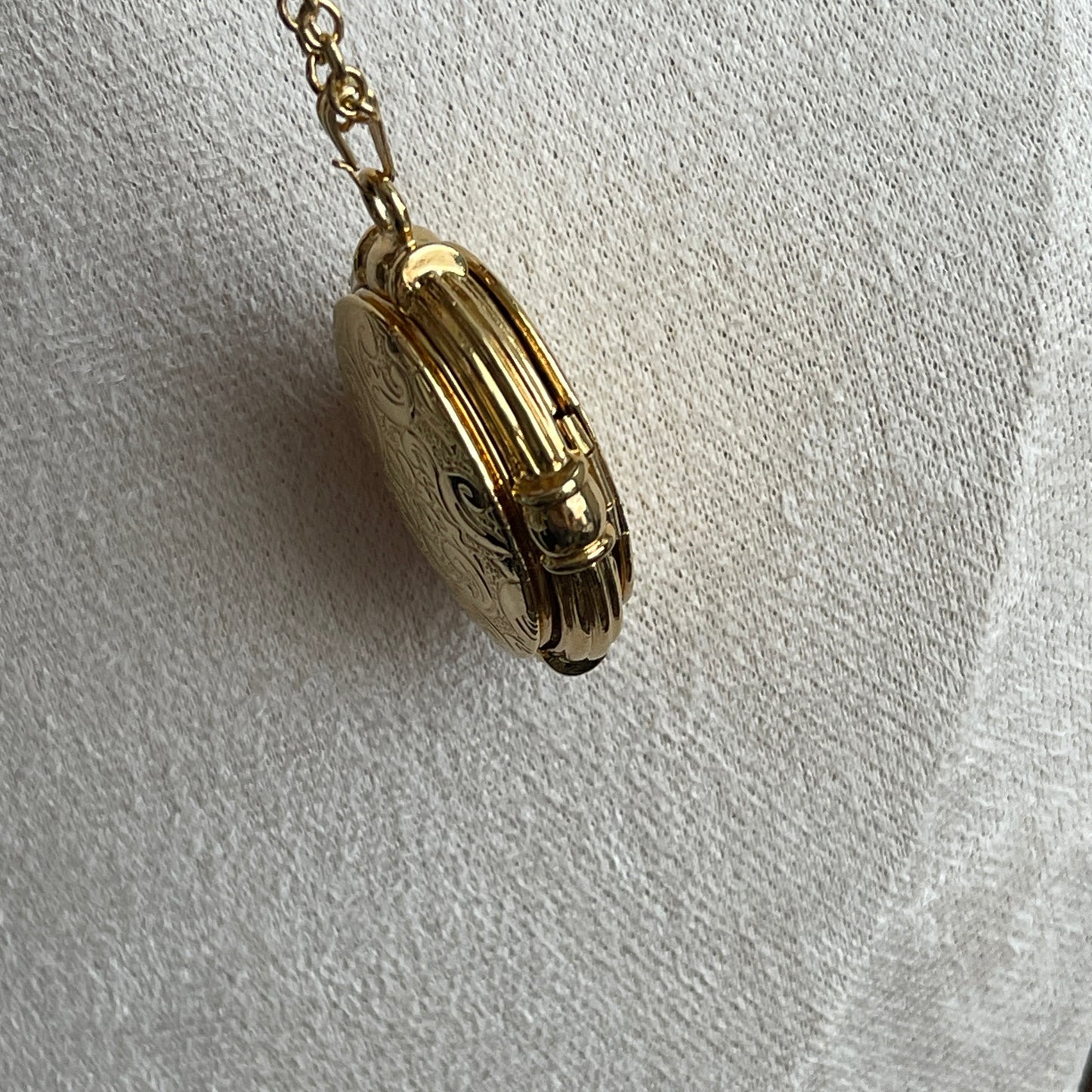 Vintage Double locket gold tone Retro Oval Double Locket with Stamped Floral Design Pendant Necklace