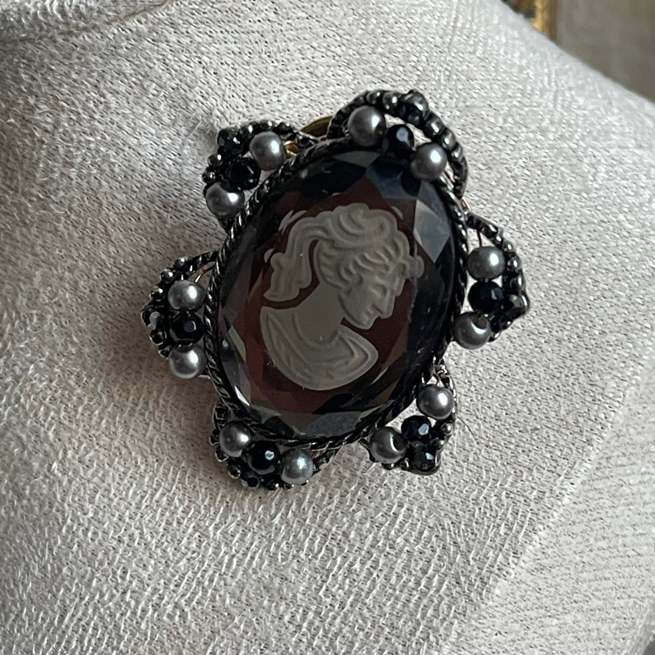 Vintage Style clear Black Intaglio Cameo Brooch Pin with Pendant Hardware Scalloped Setting