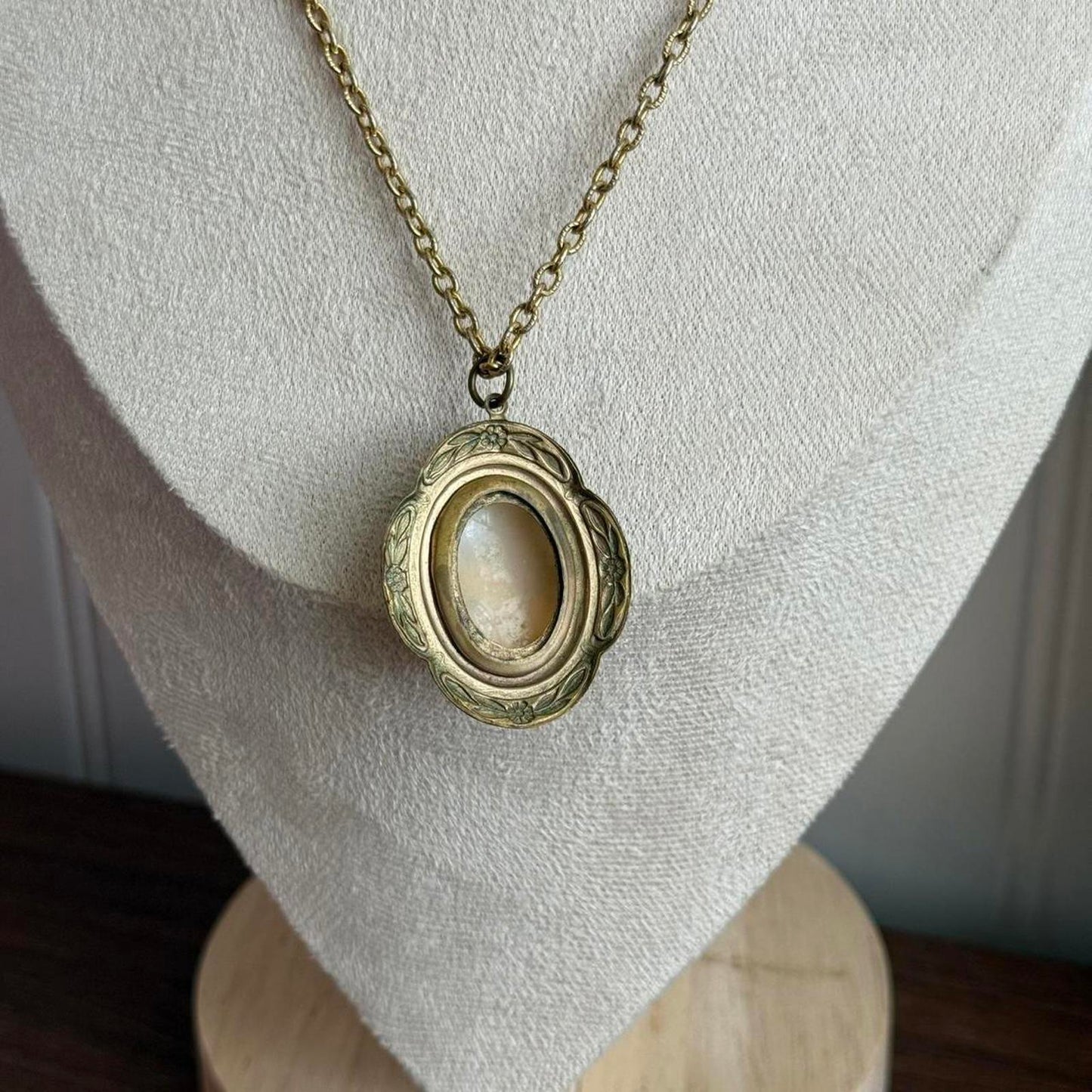 Vintage Shell Gold tone cameo necklace