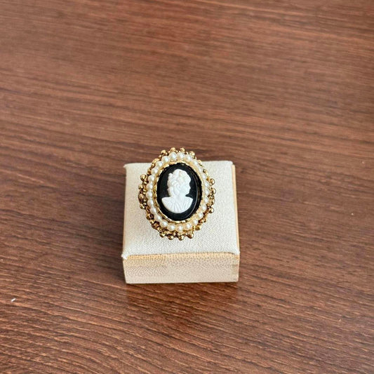 Vintage cameo ring with pearls details