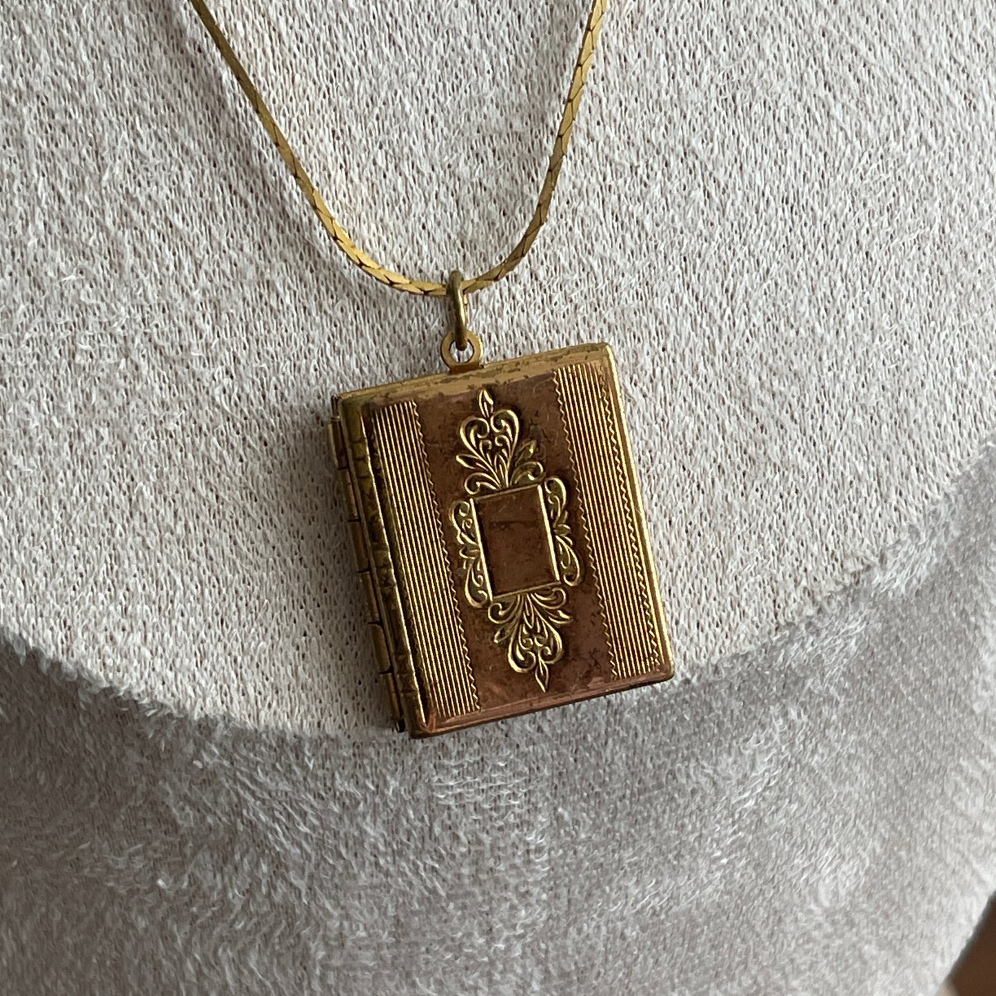 Vintage etch gold tone book locket pendant necklace