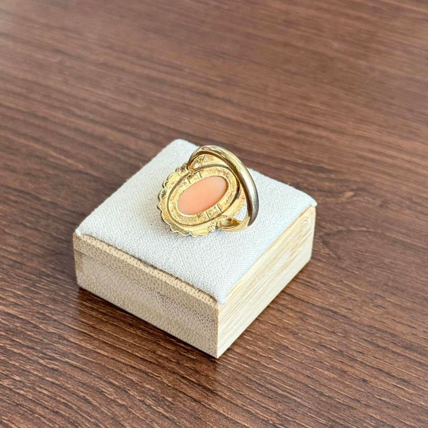Vintage Cream shell cameo ring gold tone