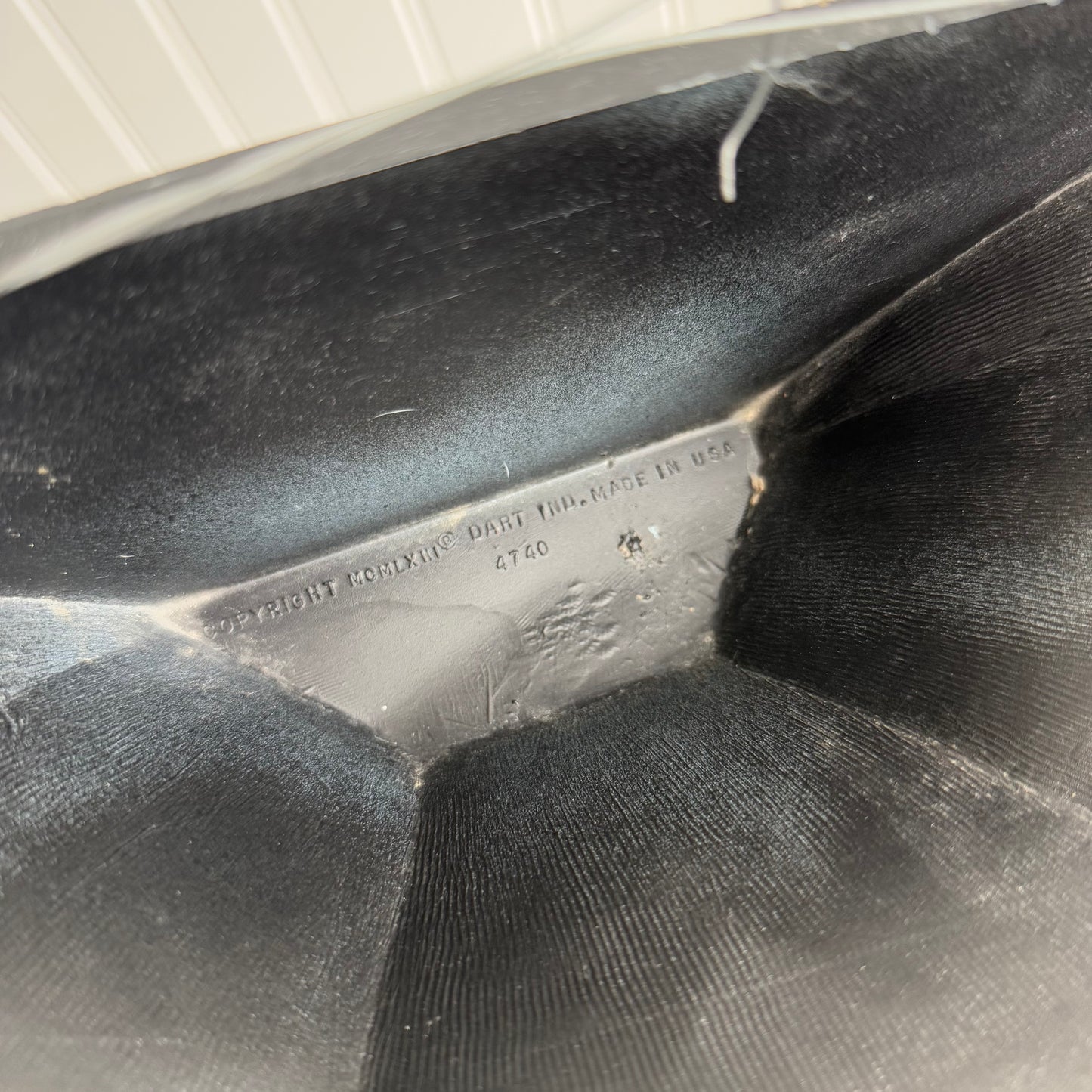 Homco Ornate black and gold pocket wall planter