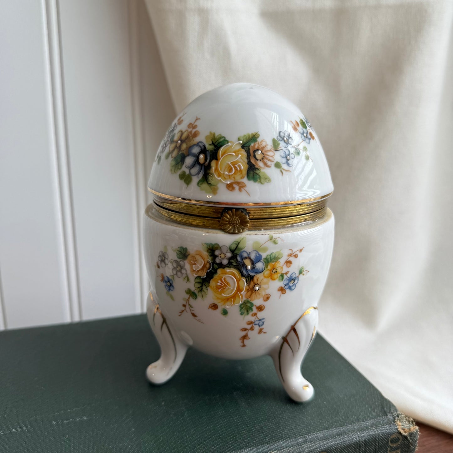 Vintage hinged ceramic footed Egg trinket box