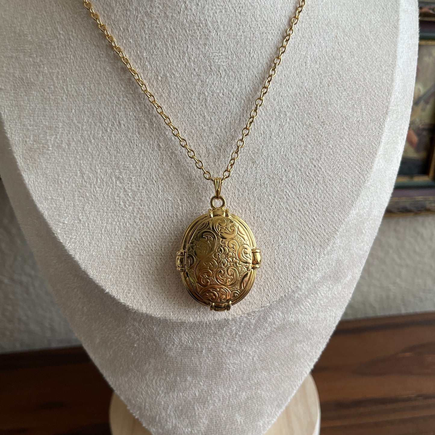 Vintage Double locket gold tone Retro Oval Double Locket with Stamped Floral Design Pendant Necklace