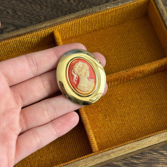 Vintage Style gold tone resin cameo brooch