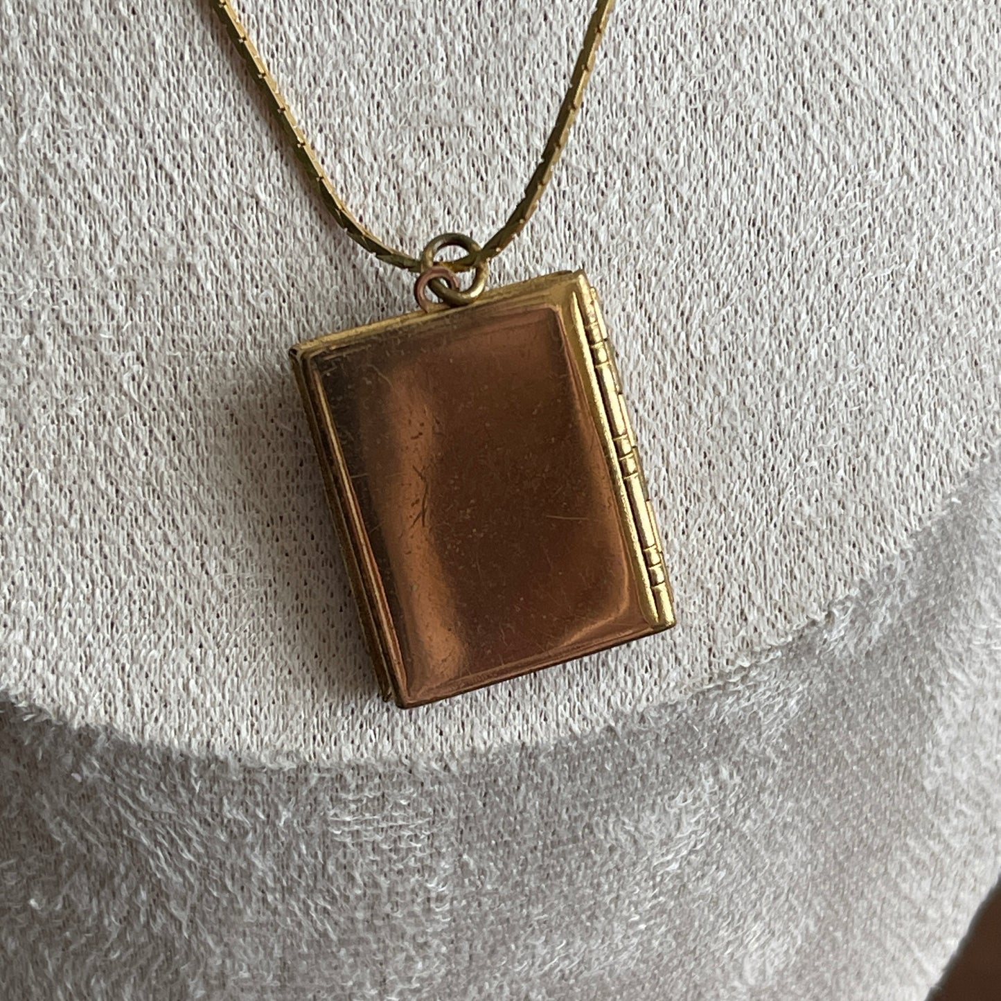 Vintage etch gold tone book locket pendant necklace