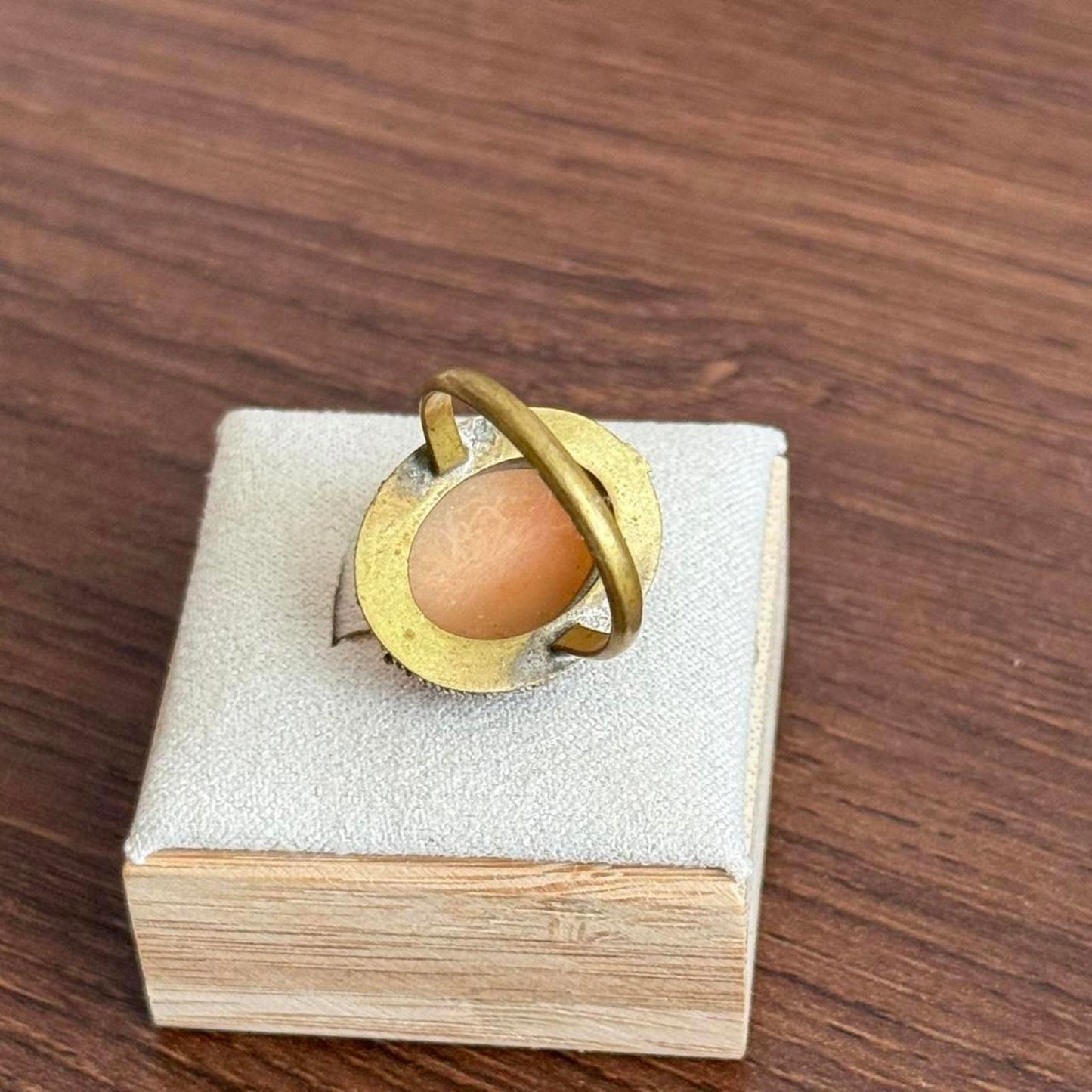 Vintage Shell Cream and brown cameo ring