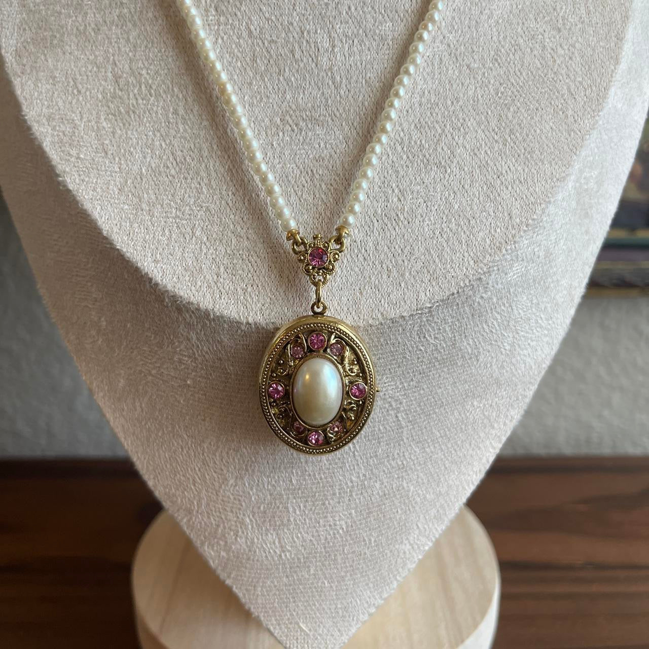 Vintage 1928 pearl necklace with locket with pink rhinestone