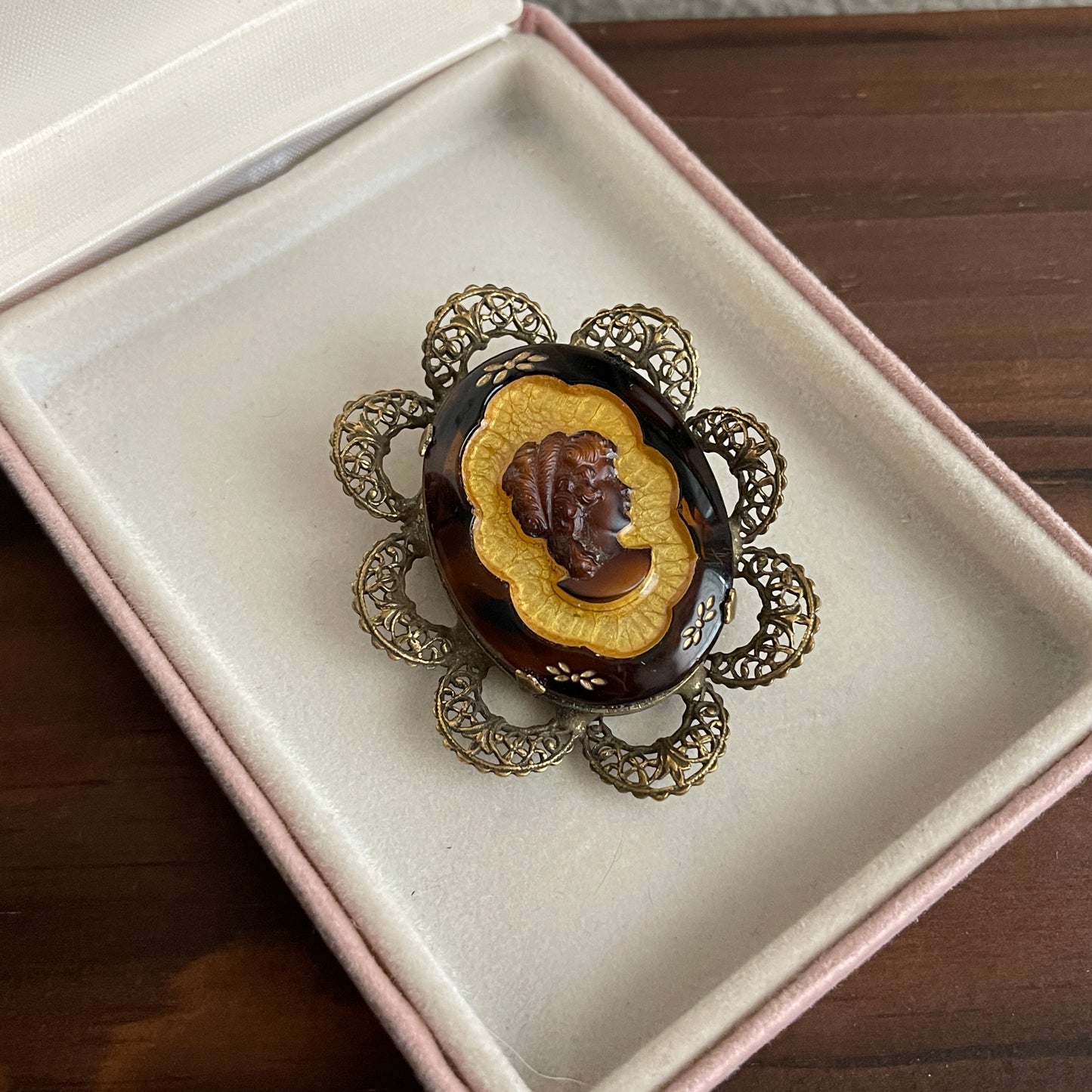 Vintage glass cameo pendant brooch