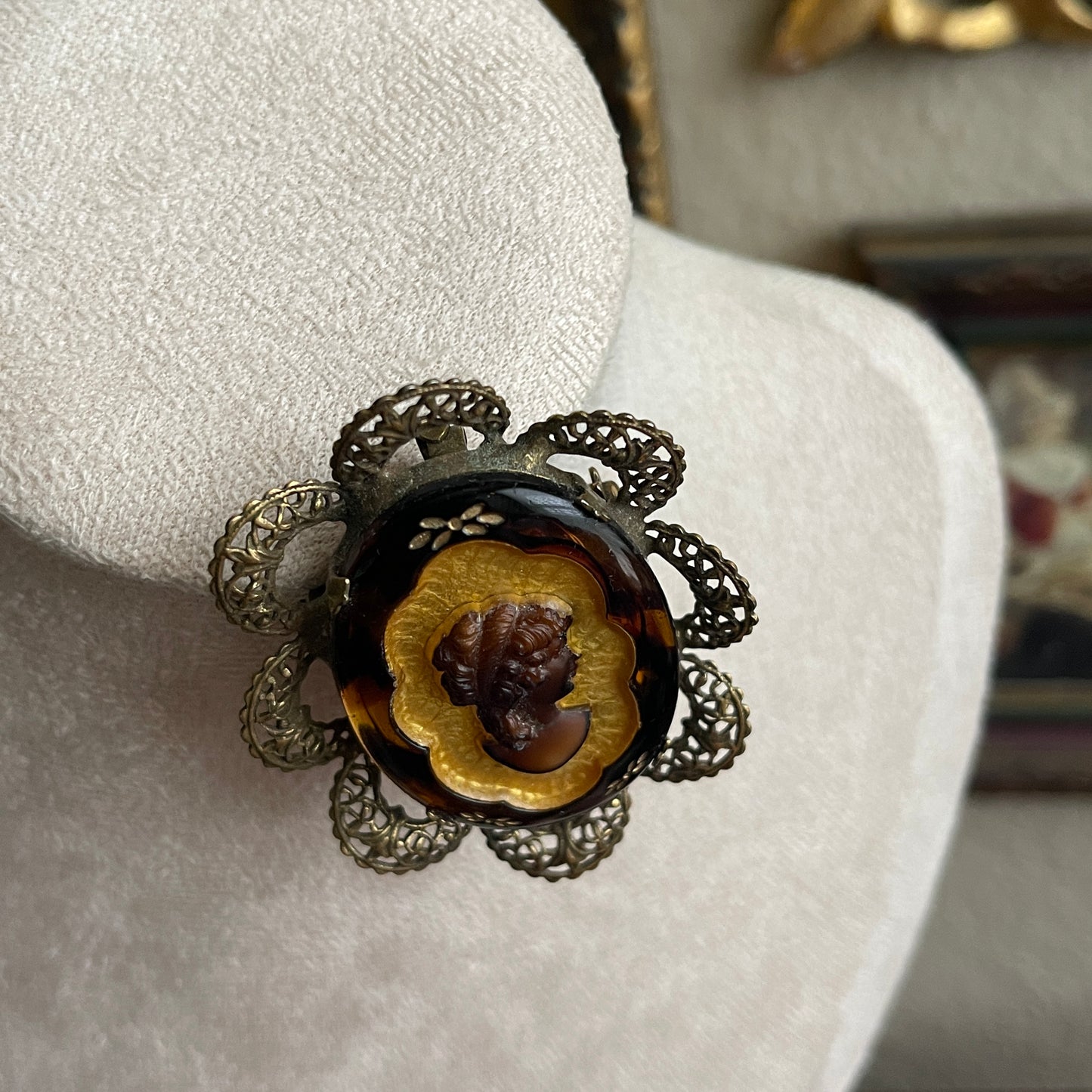Vintage glass cameo pendant brooch