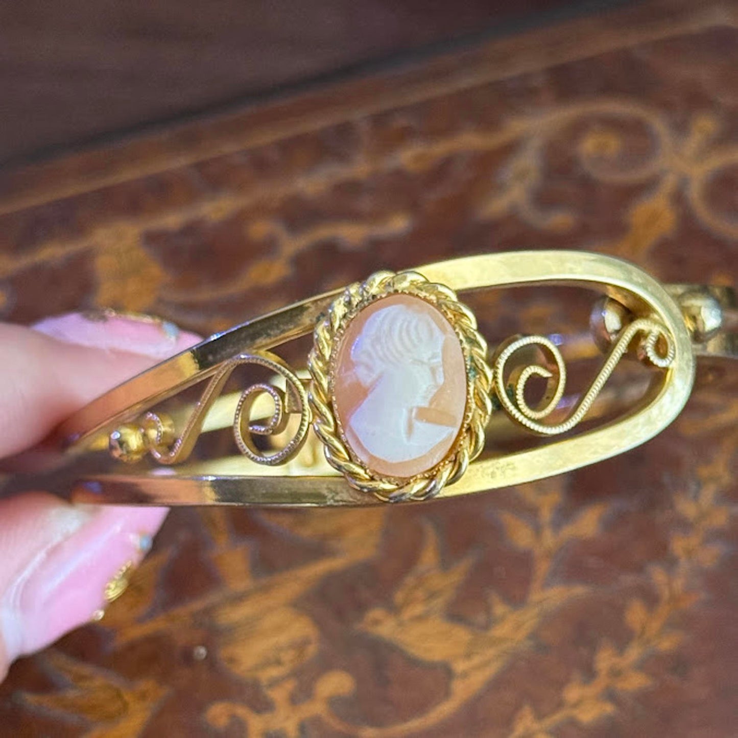 Vintage Gold Tone Shell Cameo Hinged Bracelet Bangle