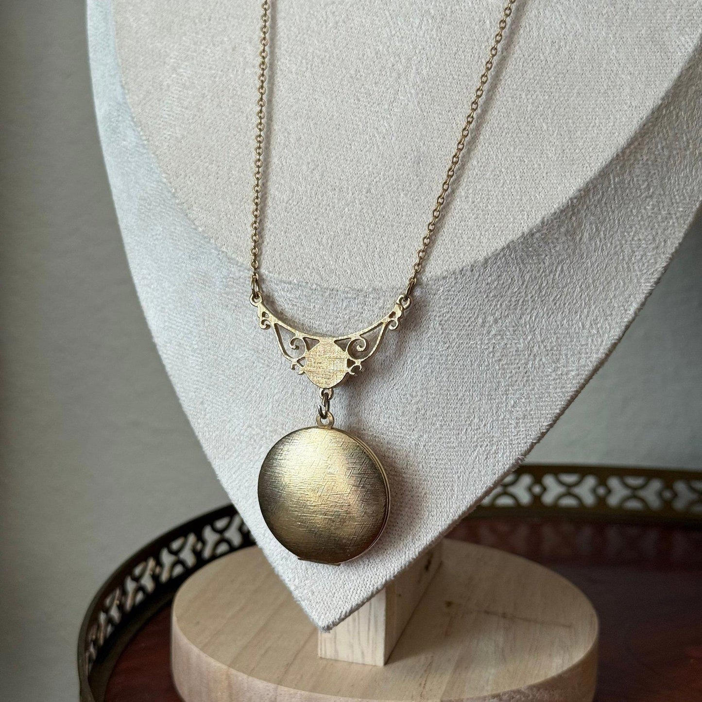 Vintage Sarah Coventry 1976 Memories Locket Green Cabochon Gold Tone Necklace