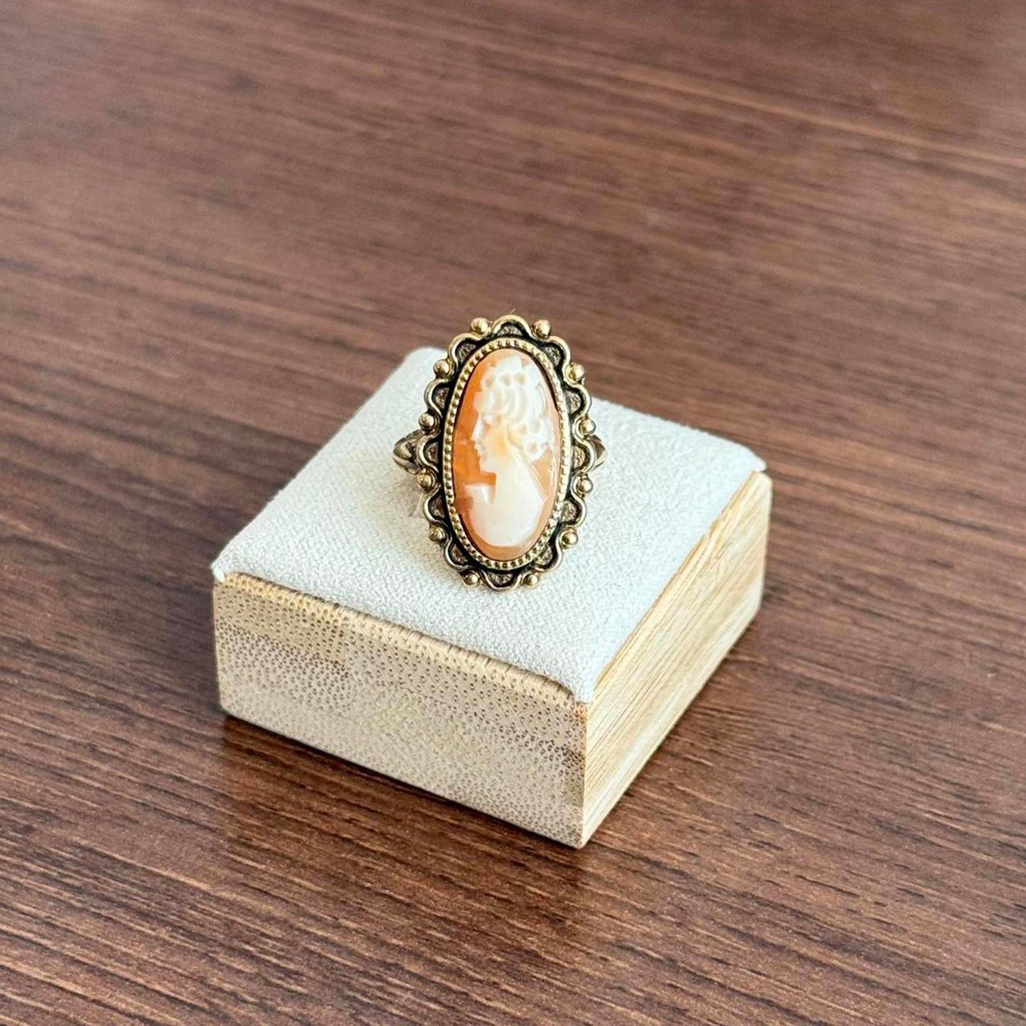 Vintage Cream shell cameo ring gold tone