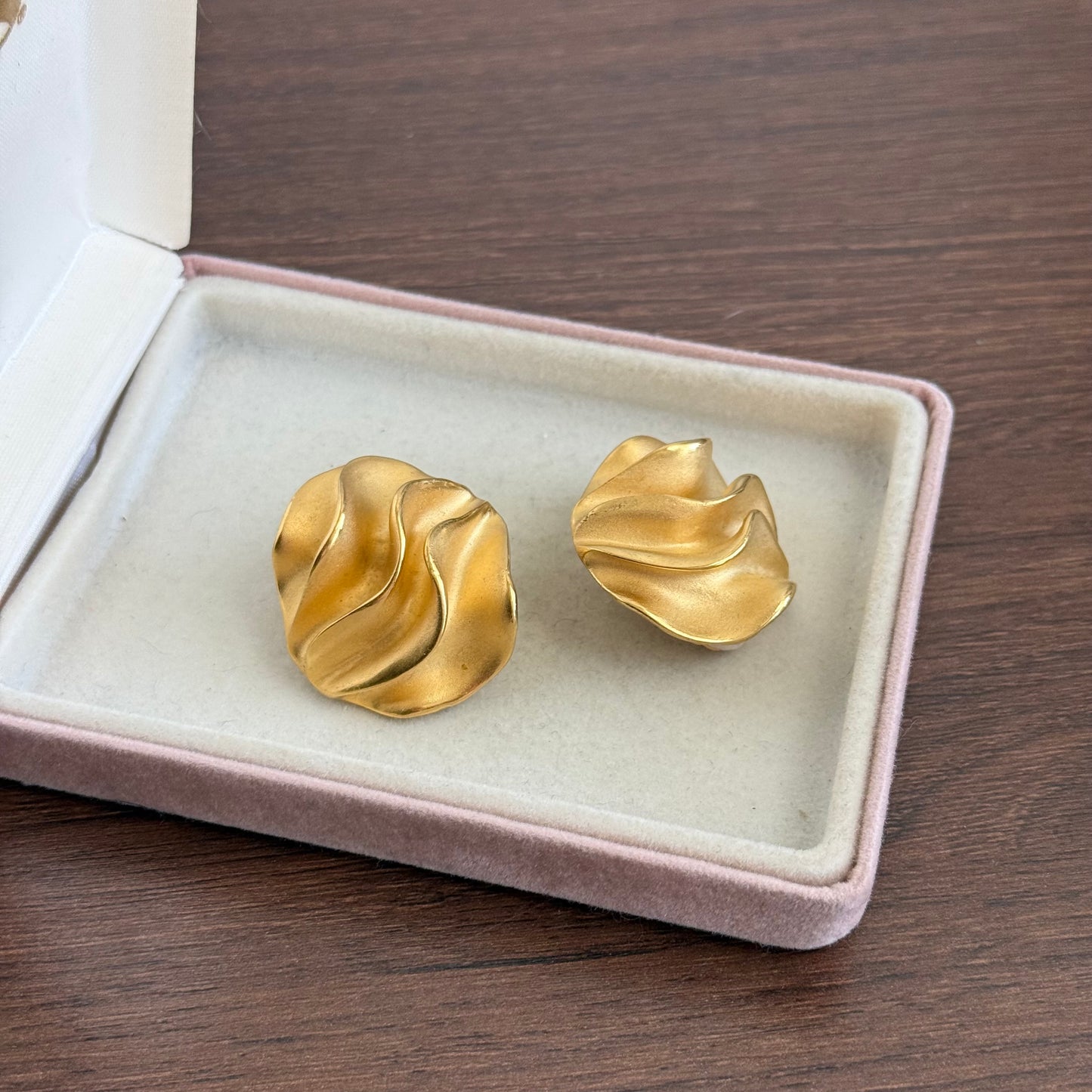 Vintage 90s Bold Retro Satin Gold tone Sculptural Clip On Earring’s