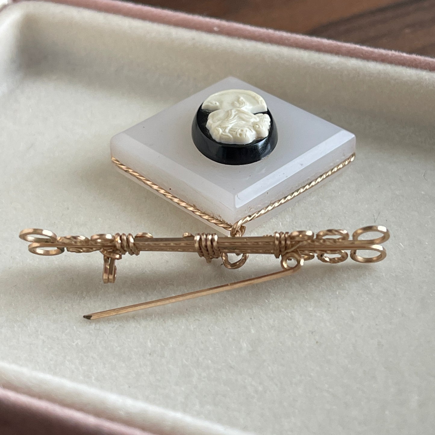 Vintage gold gilt wire dangling brooch with black and white Cameo