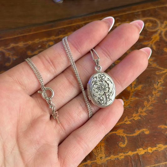 Vintage Crown Triffari Oval Locket Flowers pendant Necklace