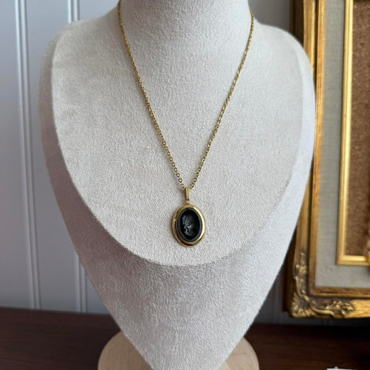 Vintage 1970s Sarah Coventry midnight cameo pendant Necklace