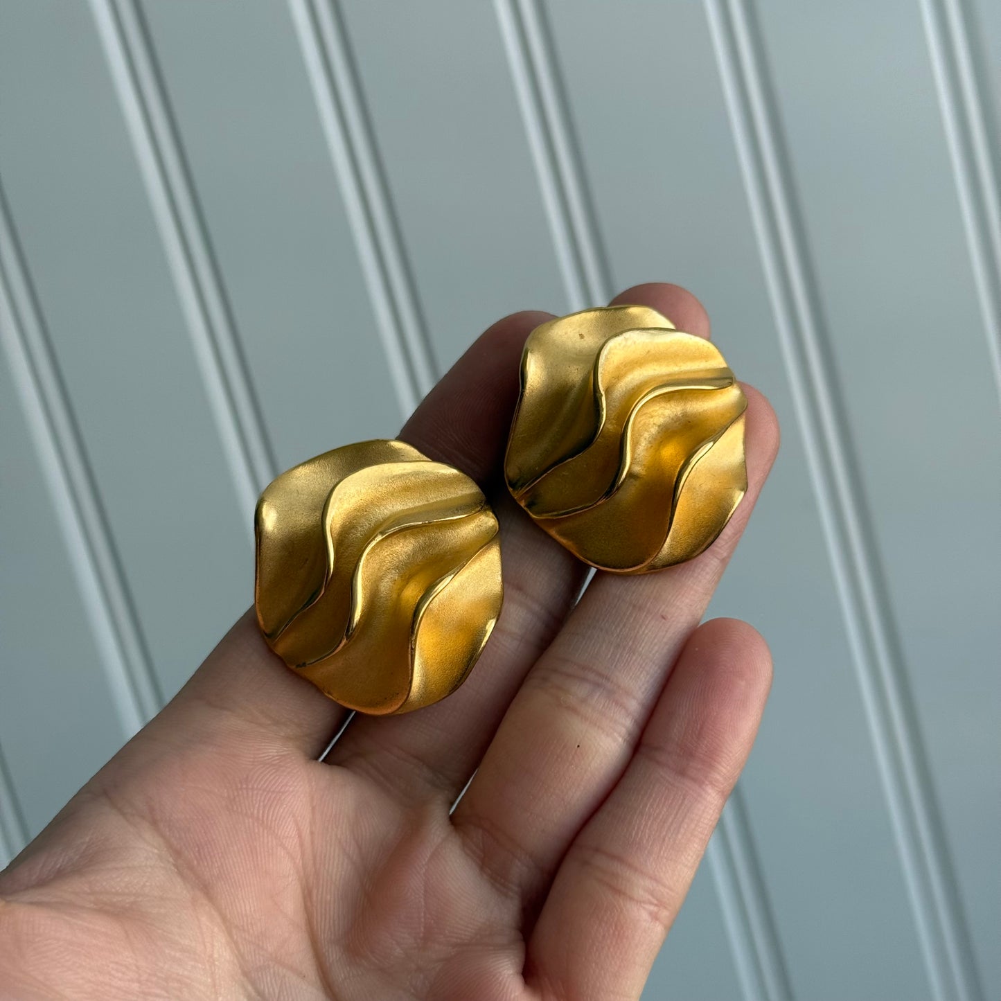 Vintage 90s Bold Retro Satin Gold tone Sculptural Clip On Earring’s