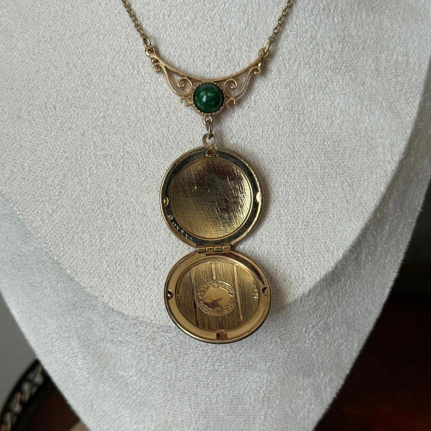 Vintage Sarah Coventry 1976 Memories Locket Green Cabochon Gold Tone Necklace