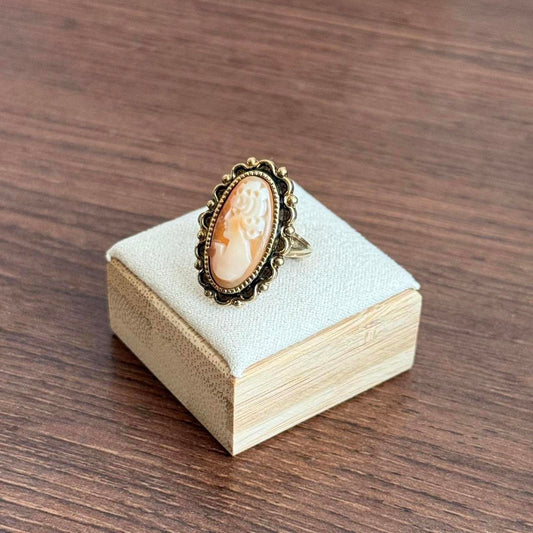 Vintage Cream shell cameo ring gold tone