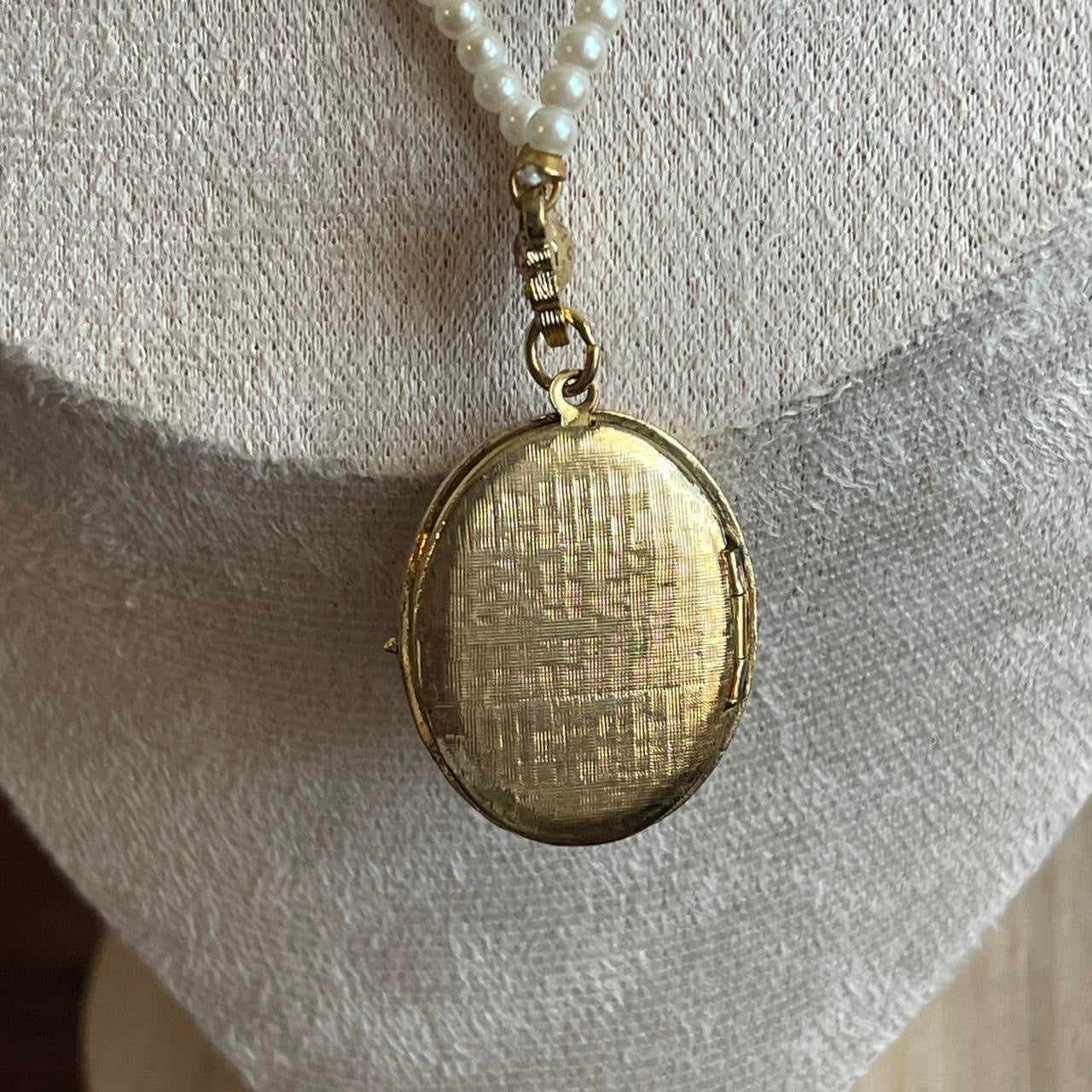 Vintage 1928 pearl necklace with locket with pink rhinestone