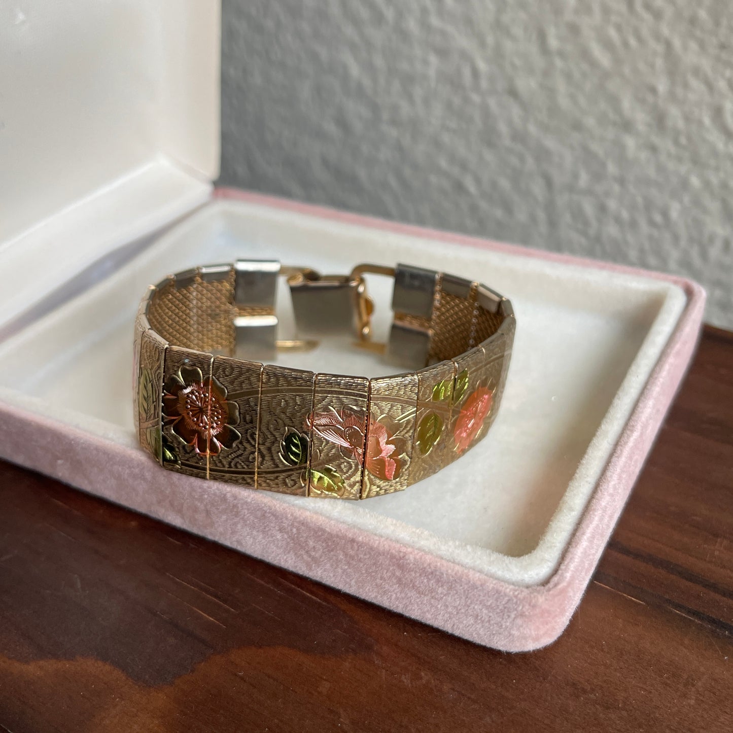 Vintage Gold Tone Floral Panels Mesh Bracelet