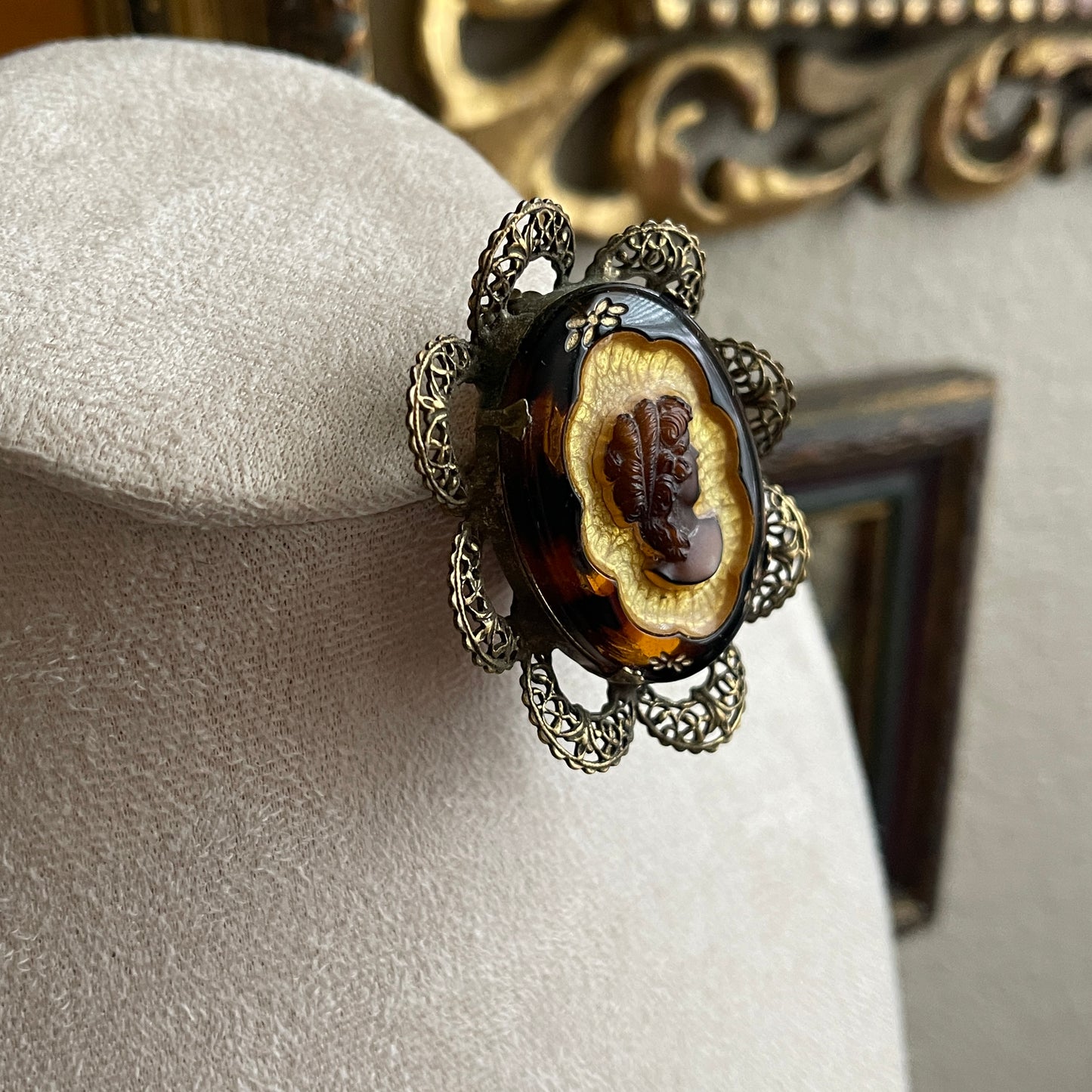 Vintage glass cameo pendant brooch