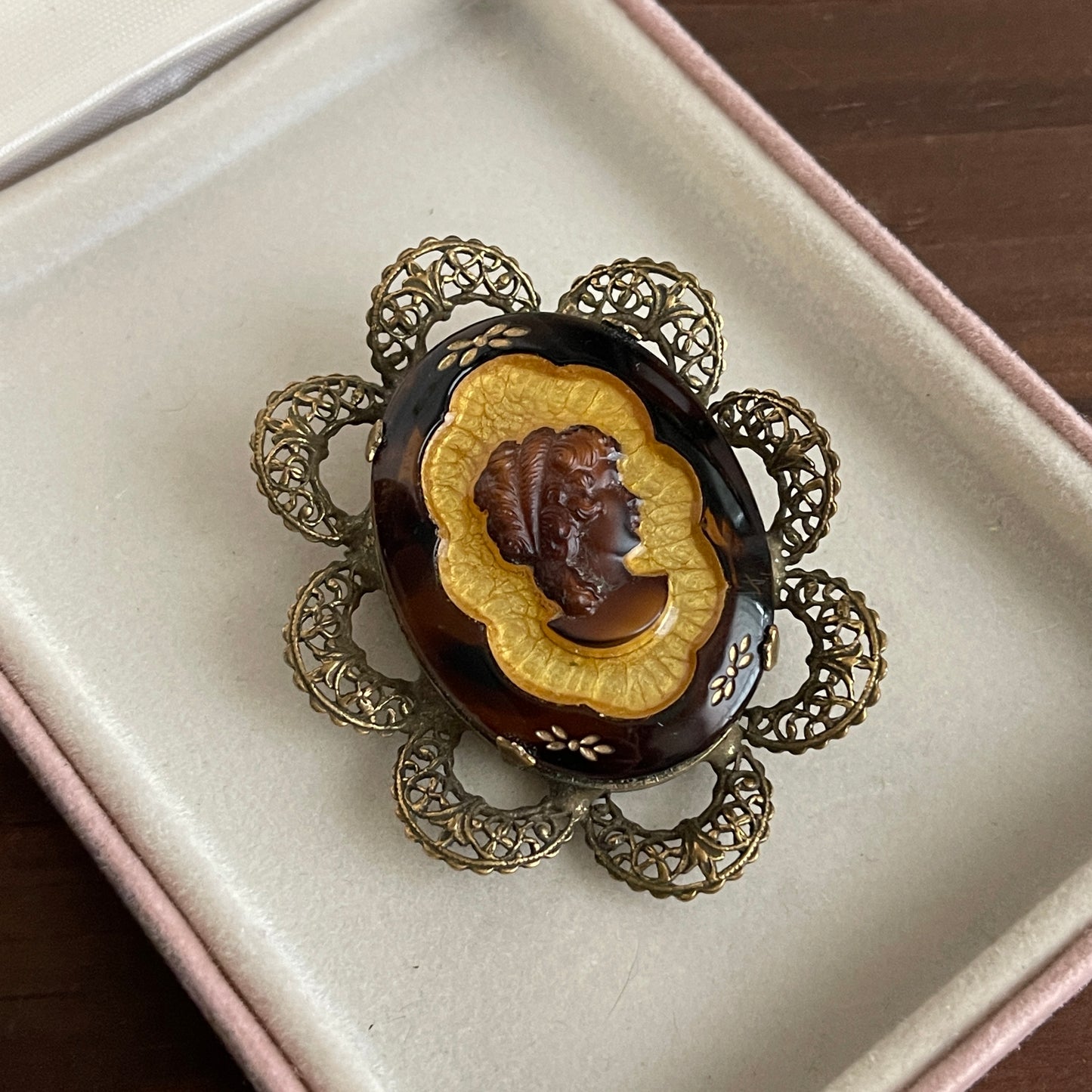 Vintage glass cameo pendant brooch