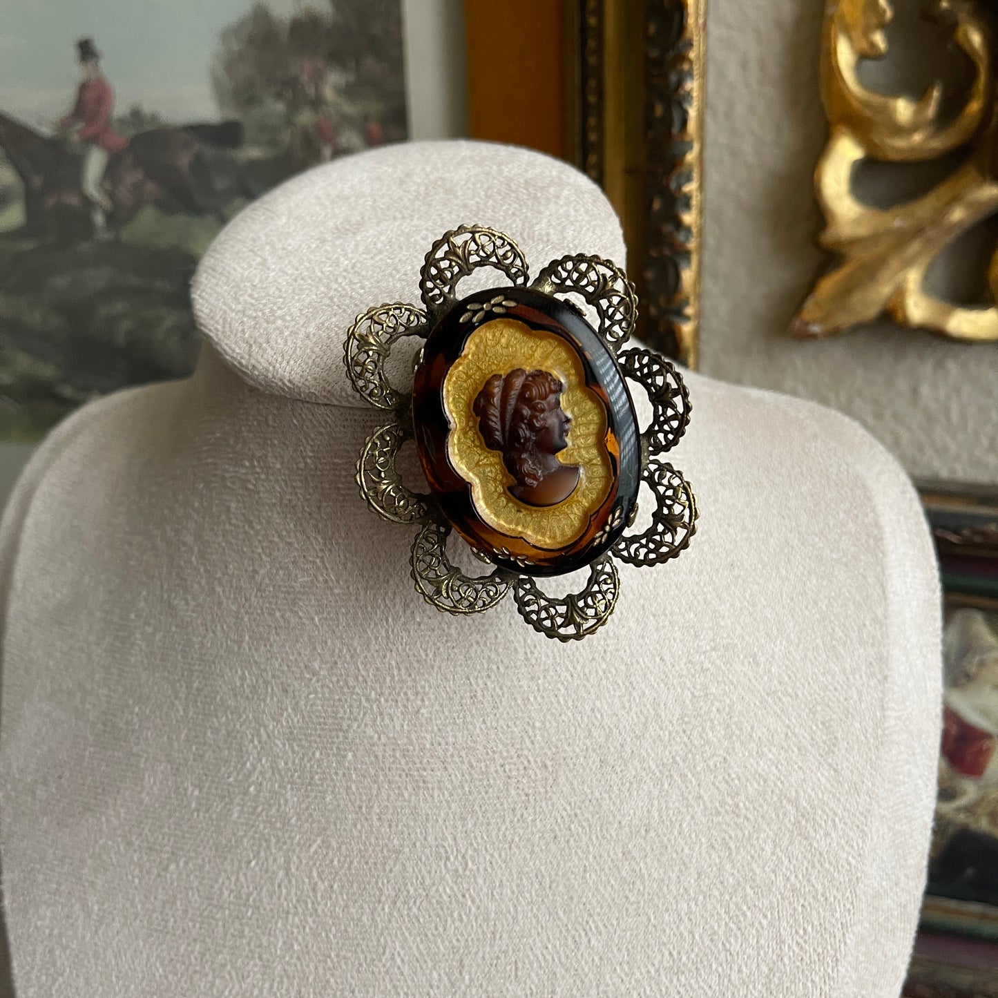 Vintage glass cameo pendant brooch