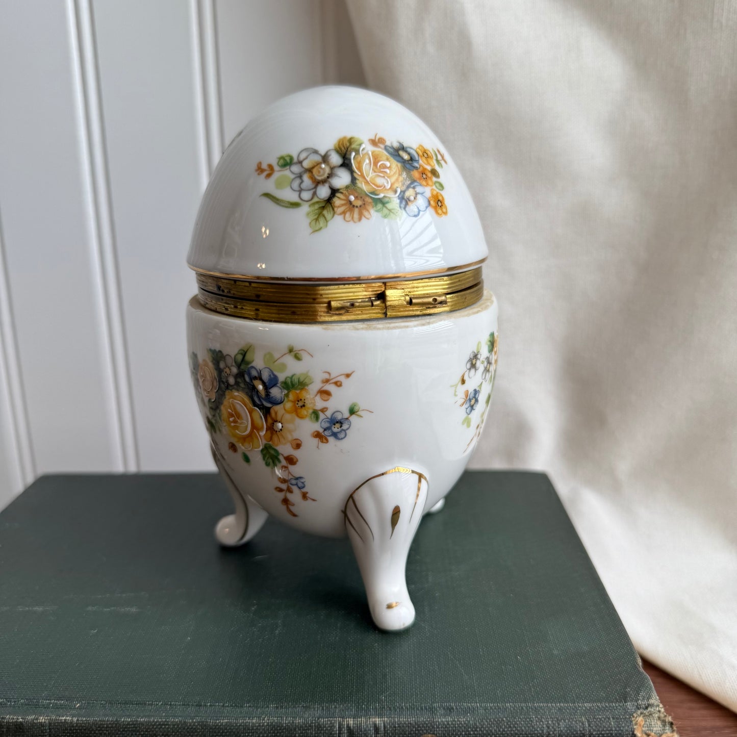 Vintage hinged ceramic footed Egg trinket box