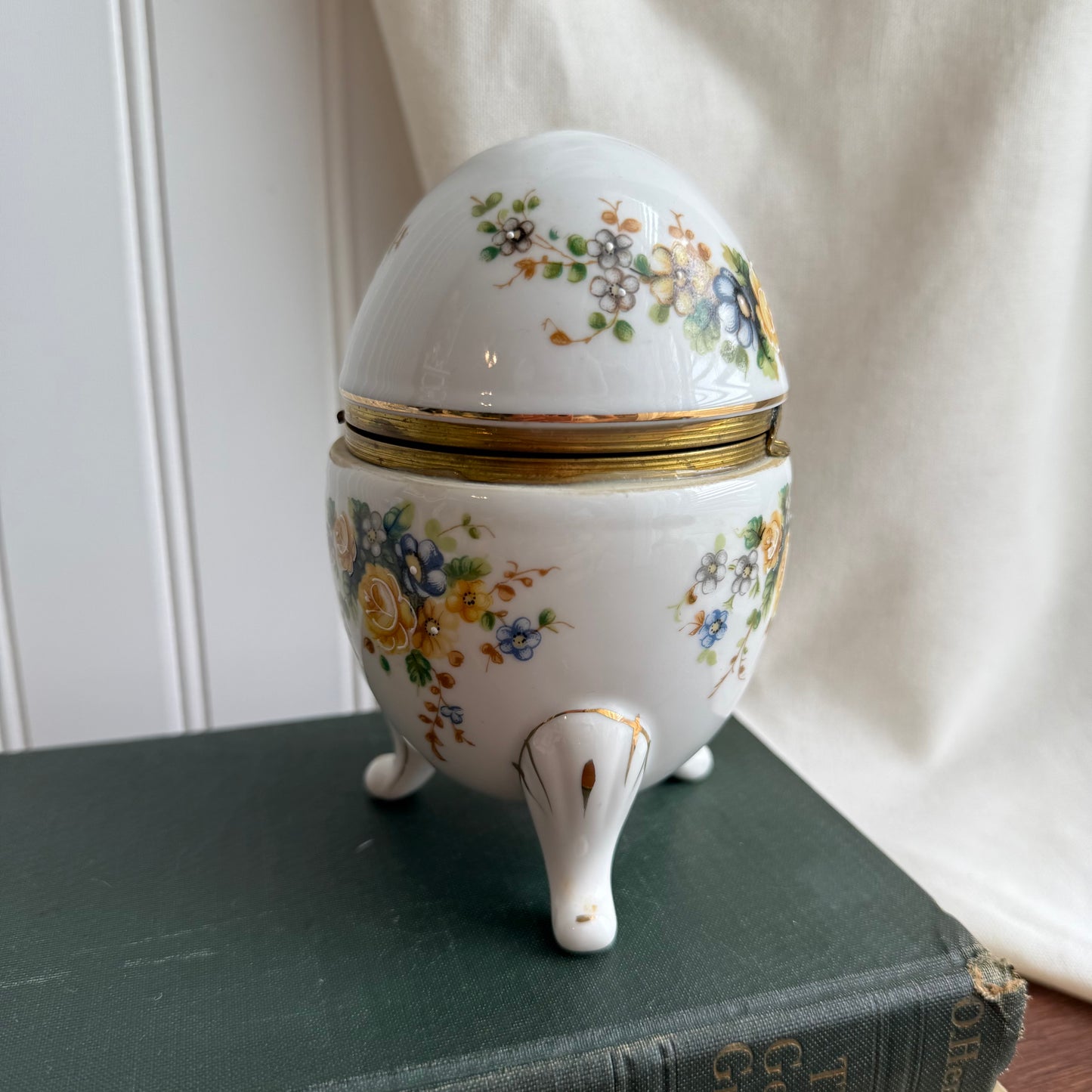 Vintage hinged ceramic footed Egg trinket box
