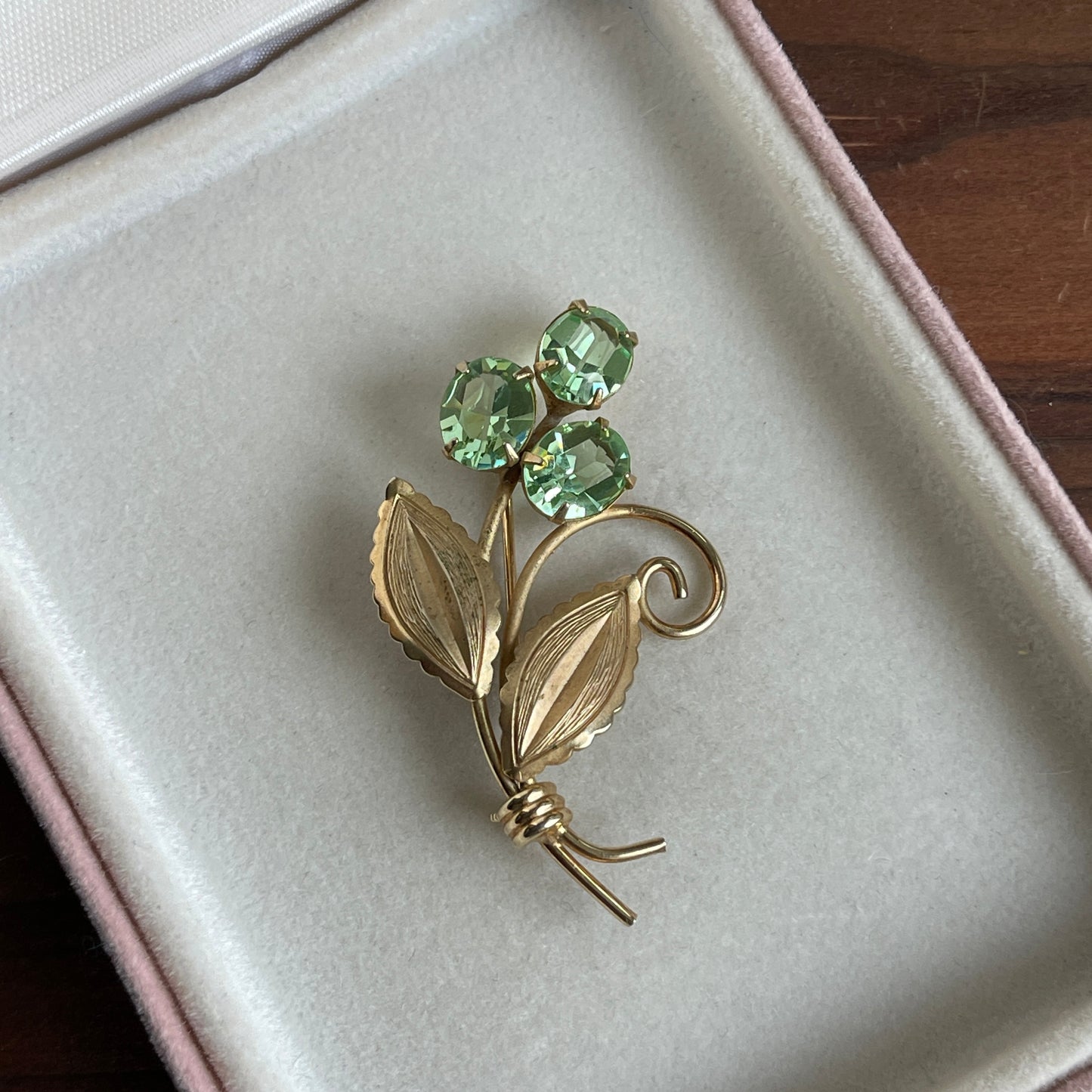 Weiiss gold tone floral brooch green glowy rhinestones