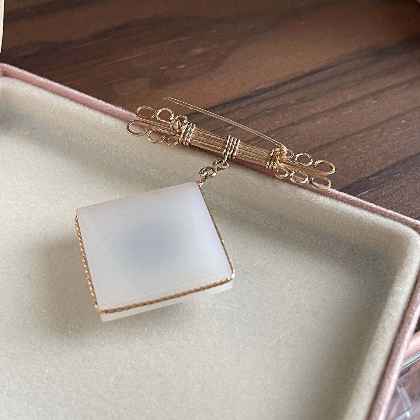 Vintage gold gilt wire dangling brooch with black and white Cameo