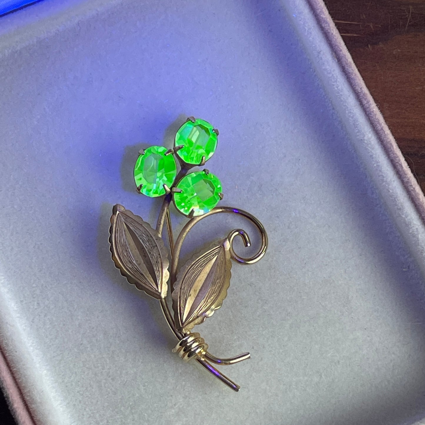 Weiiss gold tone floral brooch green glowy rhinestones