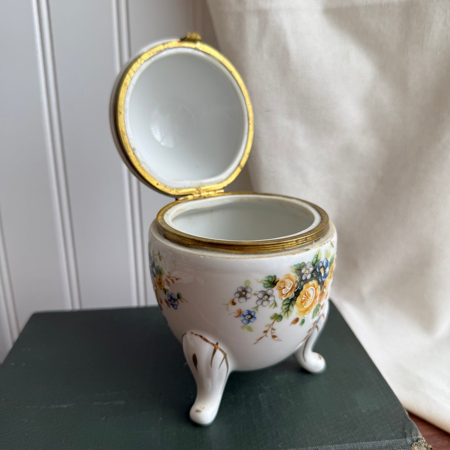 Vintage hinged ceramic footed Egg trinket box