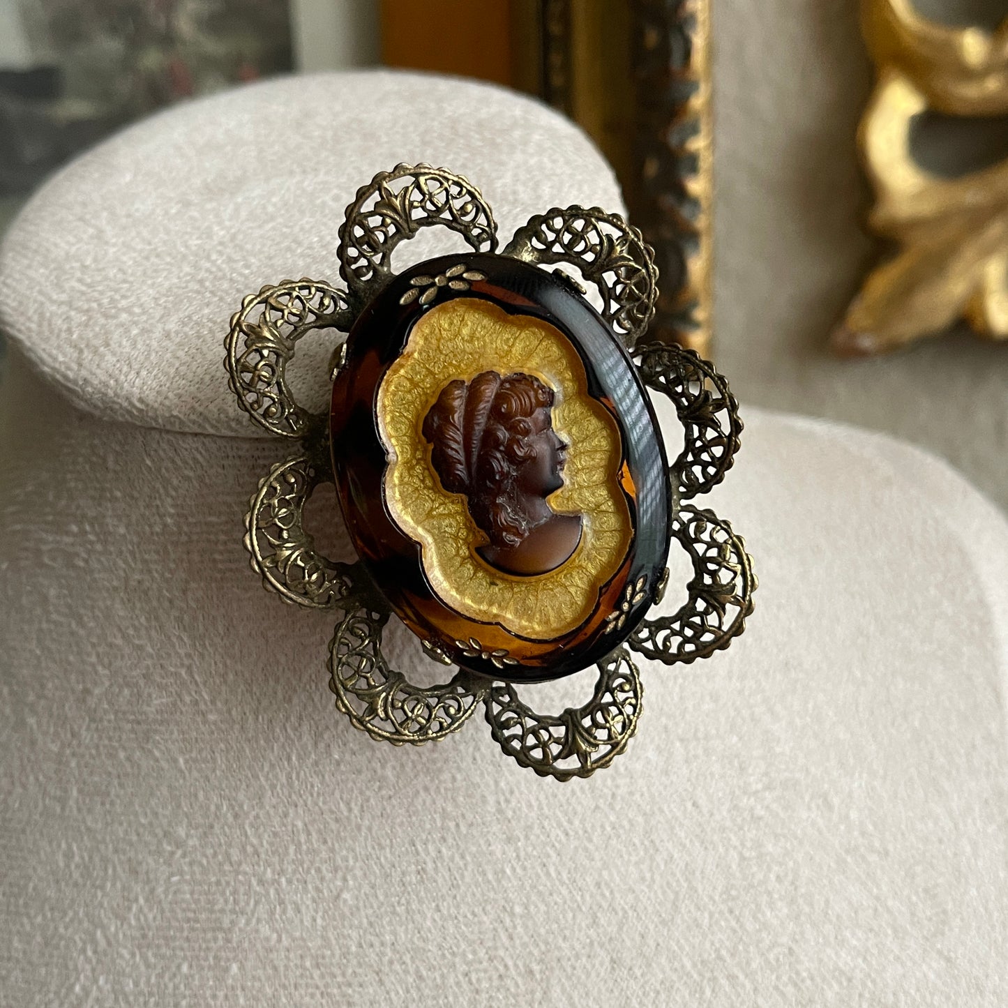 Vintage glass cameo pendant brooch