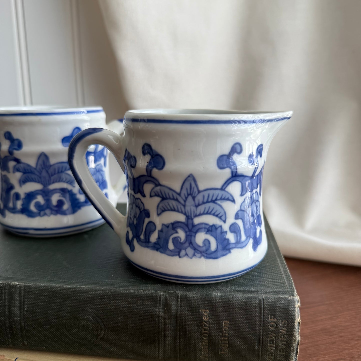 Silvestri white & Blue creamer set