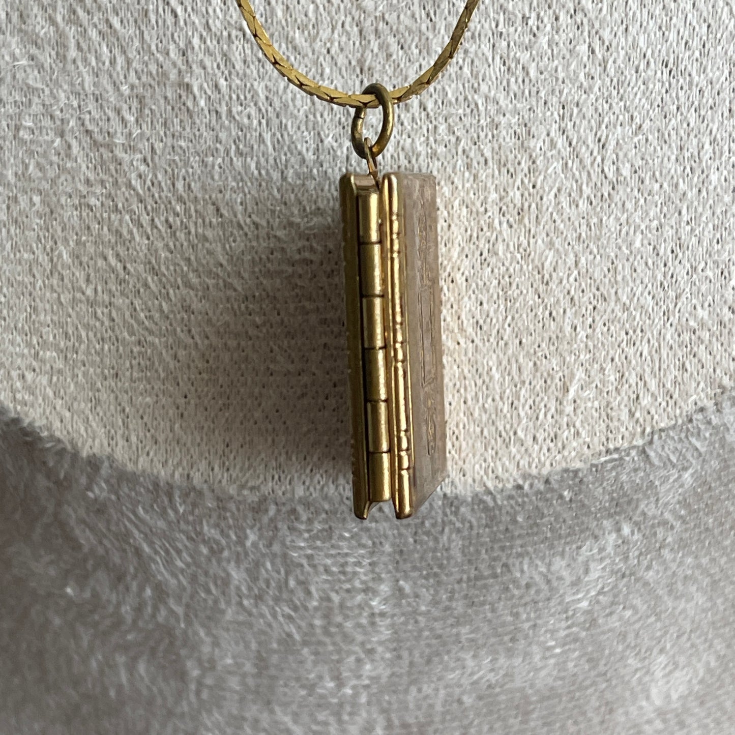 Vintage etch gold tone book locket pendant necklace