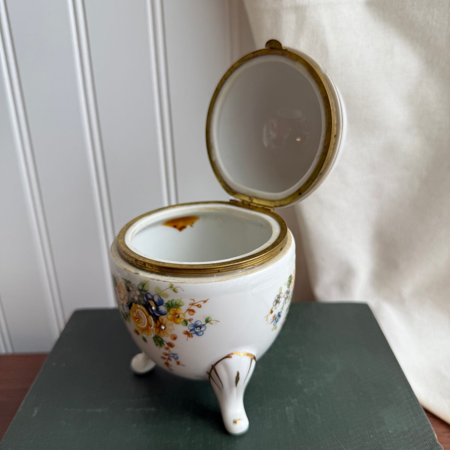 Vintage hinged ceramic footed Egg trinket box