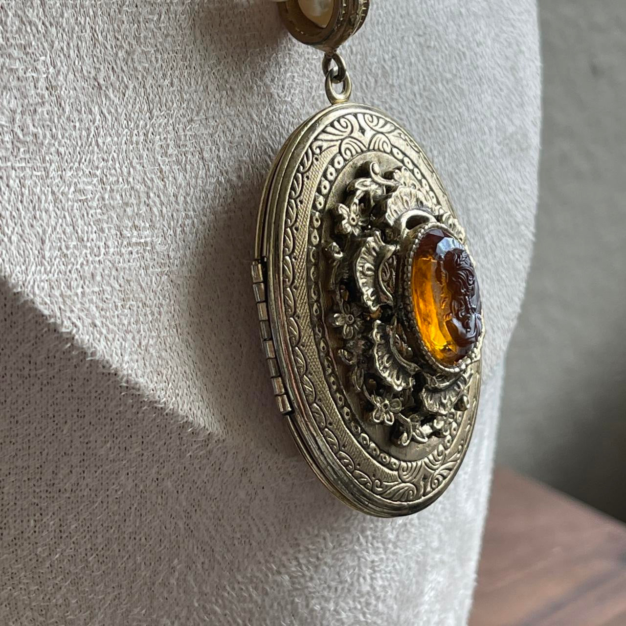 Vintage Large ornate glass cameo Locket with glass pearl necklace